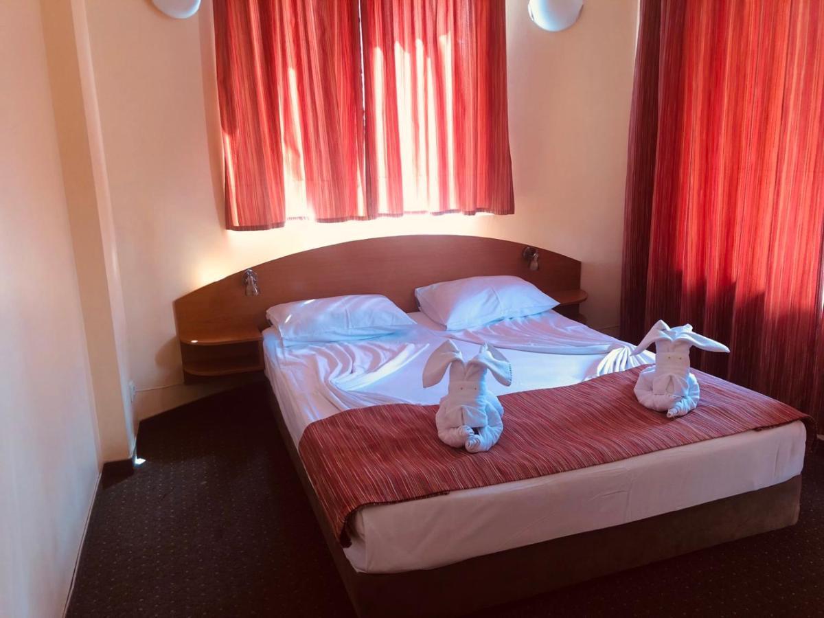 Family Hotel Deja Vu Ravda Bagian luar foto