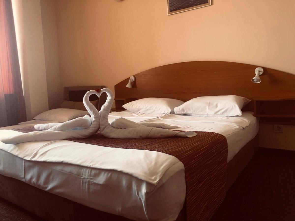 Family Hotel Deja Vu Ravda Bagian luar foto
