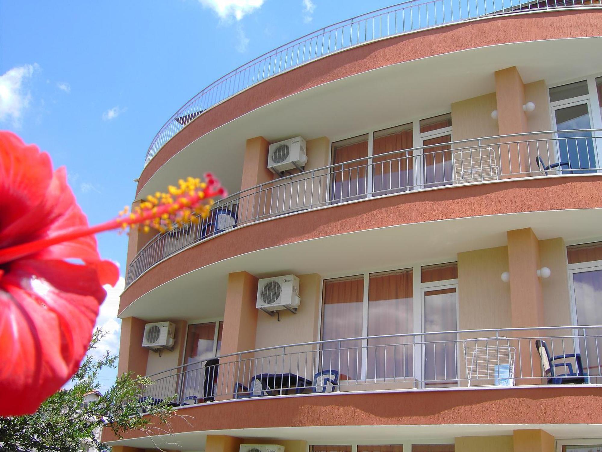 Family Hotel Deja Vu Ravda Bagian luar foto